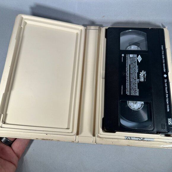 The Rescuers Down Under VHS Walt Disney Classic Animation Adventure Family Movie - Picture 3 of 4